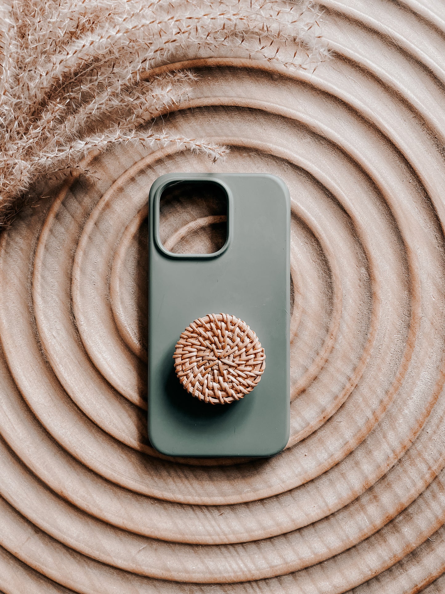 Boho-Chic Rattan Phone Grip: Embrace Nature's Beauty in Your Hand